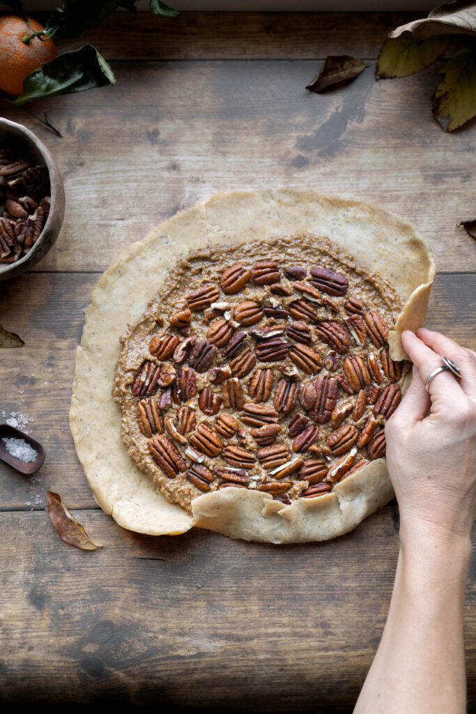 Folding the edges of a galette