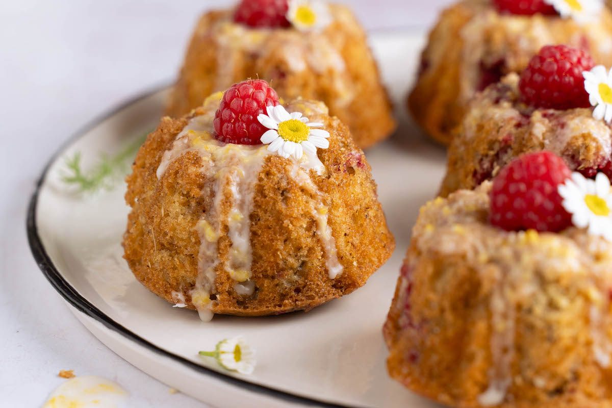 Mini raspberry chamomile cakes