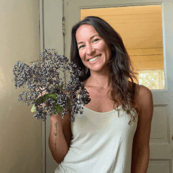 Karie holding an umbel full of elderberries